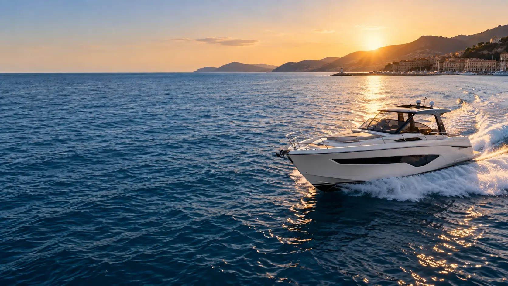 Imbarcazione a motore sul mare al tramonto